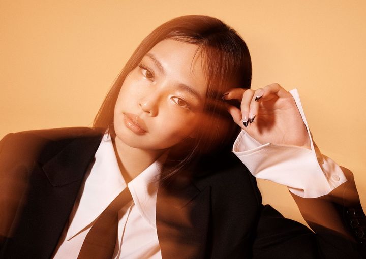 ブランドアンバサダーを務める、BLACKPINKのジェニーによる「ボタリ」キャンペーン ビジュアル。