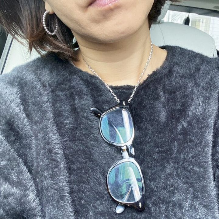 アクセサリーのように眼鏡をかける