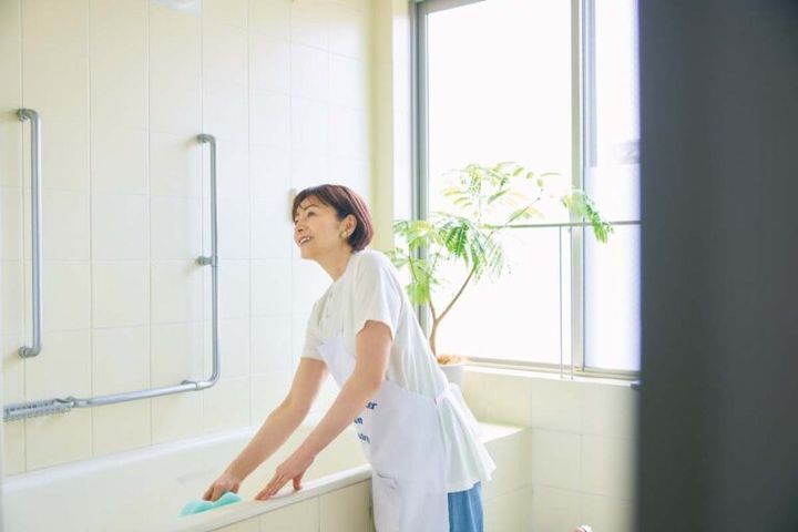 エプロン¥6,600／ルミノア（ゲストリスト）イヤリング¥8,640／アビステ