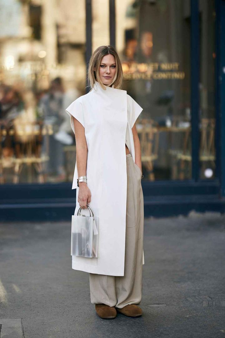 画像: クリーンな配色にシアーなミニバッグが大人っぽ