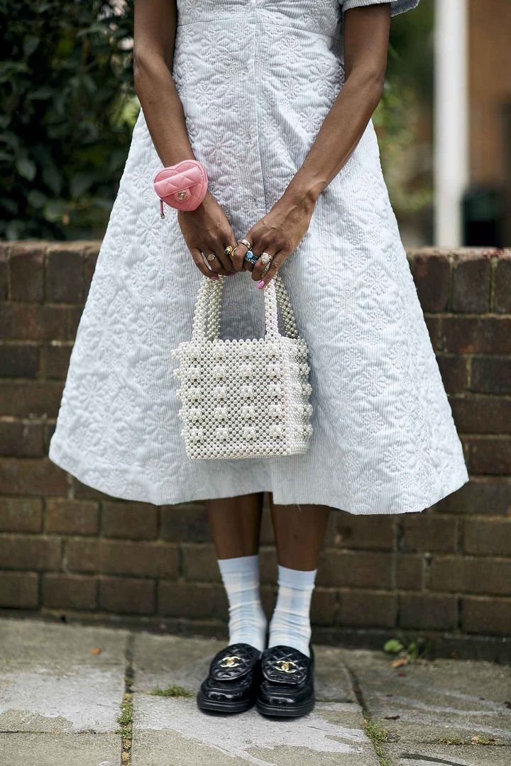 画像: 可愛らしさと清涼感漂うパールバッグにキュン♡