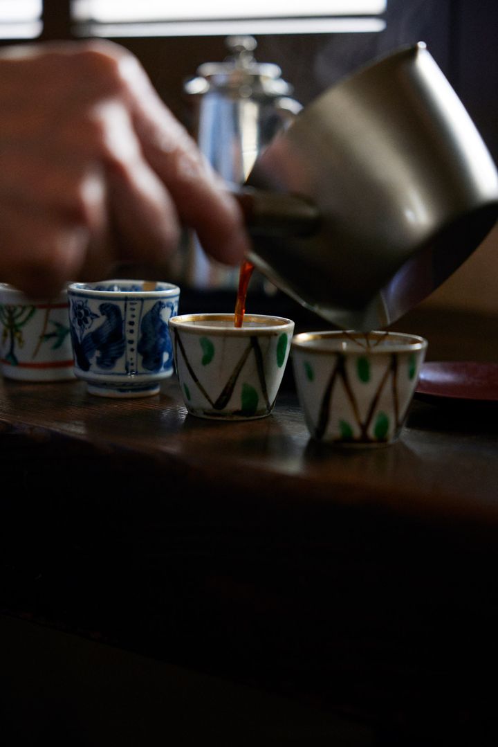 珈琲を淹れる様子