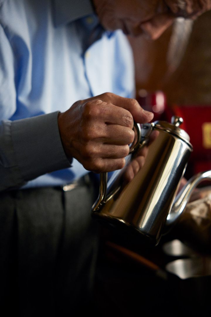 珈琲を淹れる様子