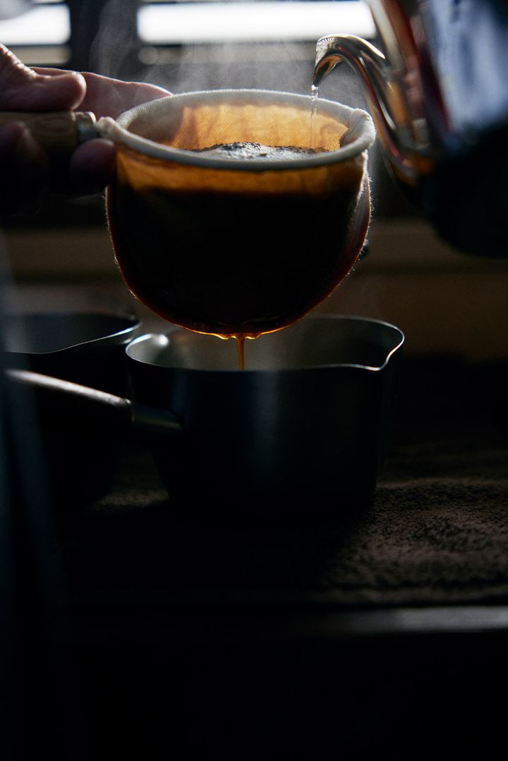珈琲を淹れる様子