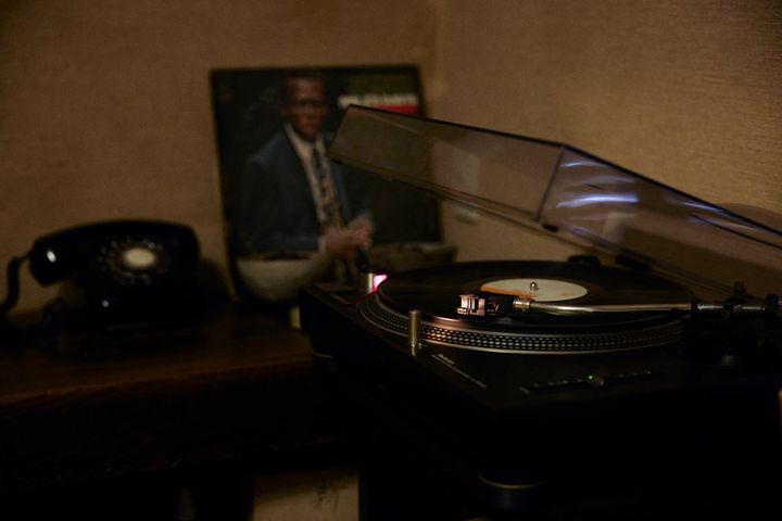 ジャズのレコードと使われなくなった黒電話