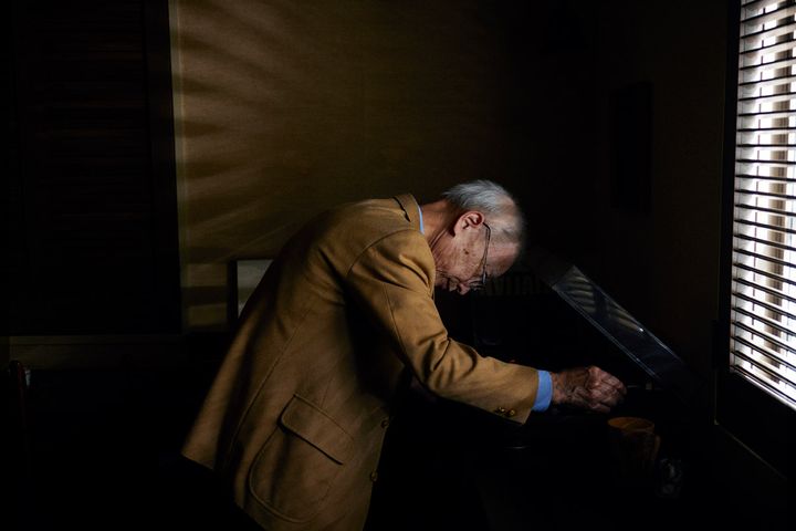 レコードをかける大坊勝次さん