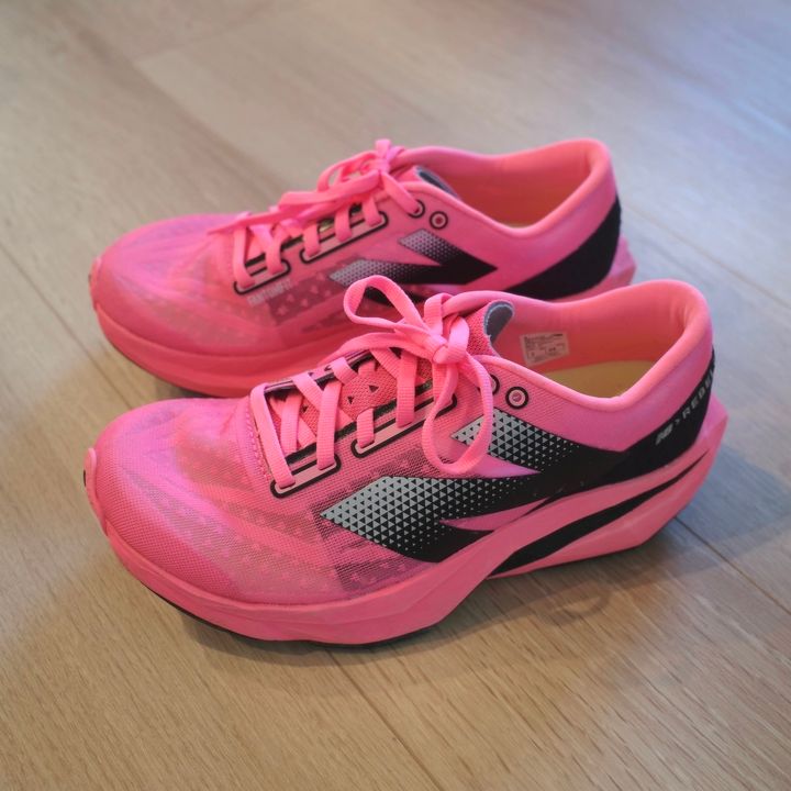 〈NewBalance〉のランニングシューズ