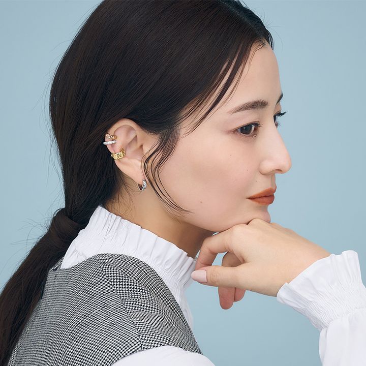 シャネルのココクラッシュのイヤーカフとホワイトゴールドのイヤリングとイエローゴールドのイヤリングを一つずつ片耳に重ねづけした原田夏希さん