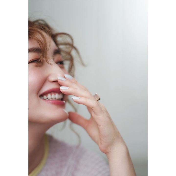 髪を巻いて血色感のあるリップを塗った辻元舞さん