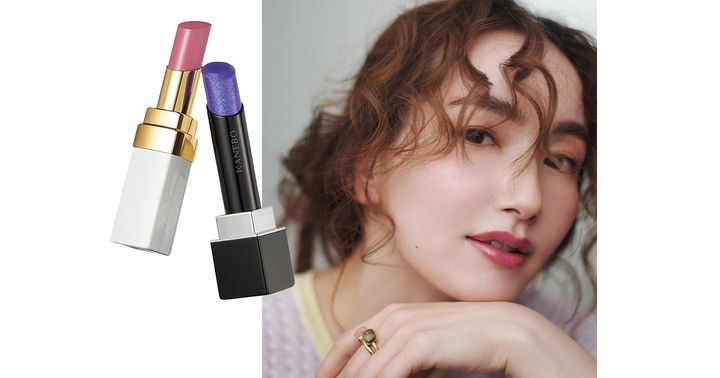 血色感のあるリップをして髪を巻いた辻元舞さんとシャネルとカネボウのリップ