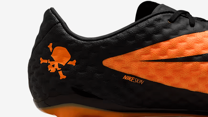 NIKE、“ドクロマーク”の伝説的サッカースパイクが電撃復刻