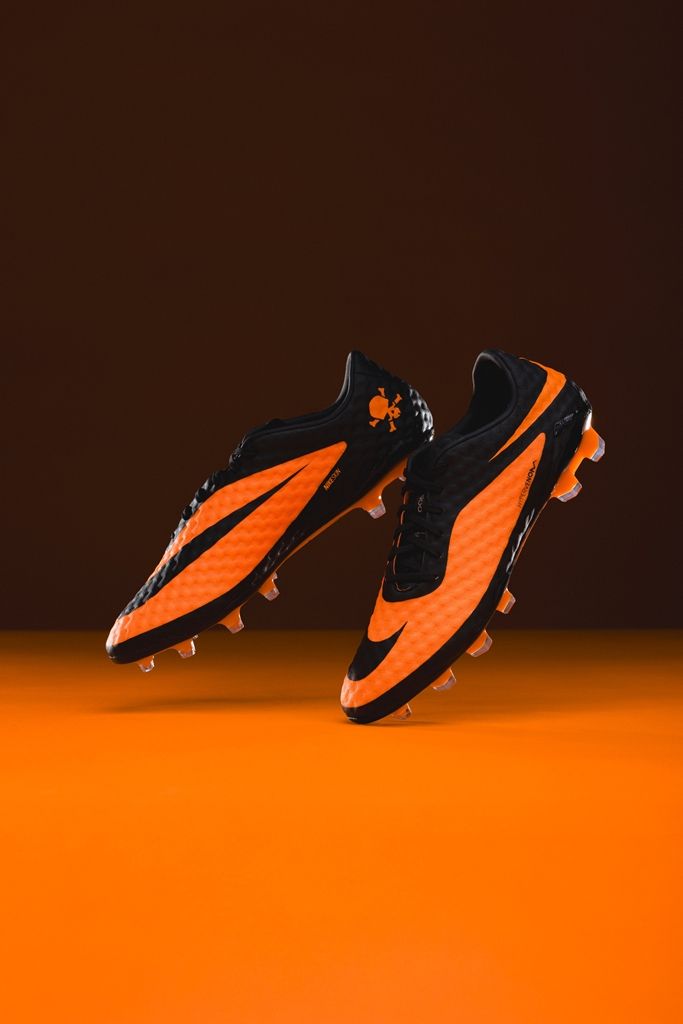 NIKE、“ドクロマーク”の伝説的サッカースパイクが電撃復刻！スター選手たちが試合で次々着用