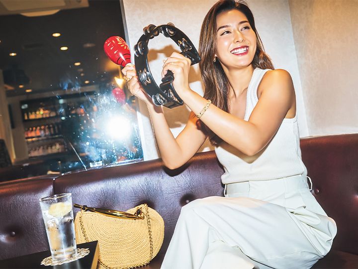 カラオケを楽しむ笑顔のすみれさん