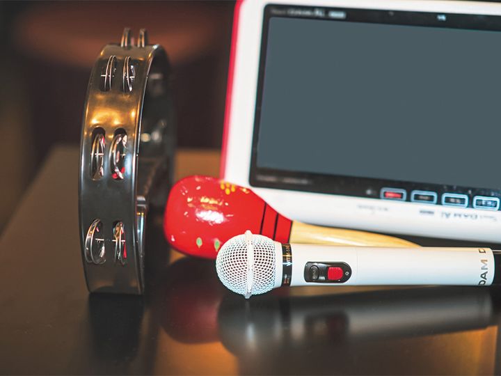 カラオケボックスのマイクや楽器