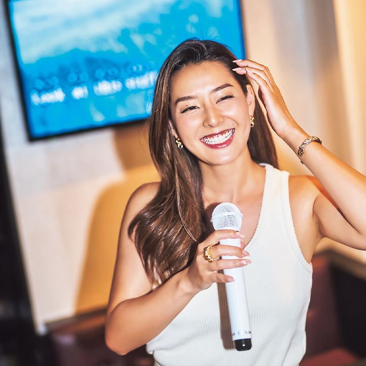 カラオケを楽しむ笑顔のすみれさん