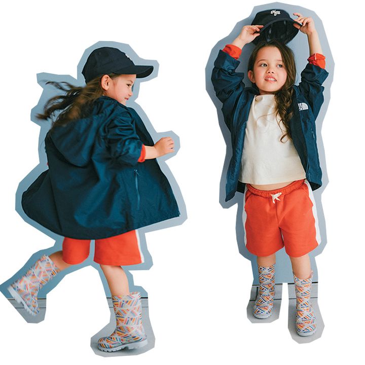 レインブーツを履いて動き回る子ども