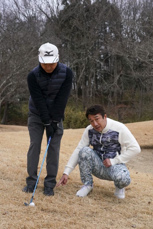 左足下がりのアプローチはどう寄せる？うまく転がすコツは「体ごと…」