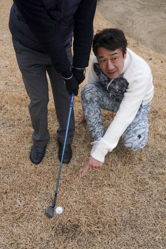 左足下がりのアプローチはどう寄せる？うまく転がすコツは「体ごと…」