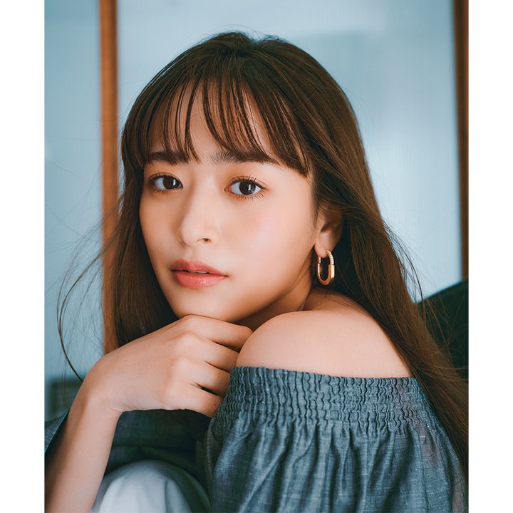 オフショルブラウスを着て私物のティファニーロックのピアスをつけた近藤千尋さん