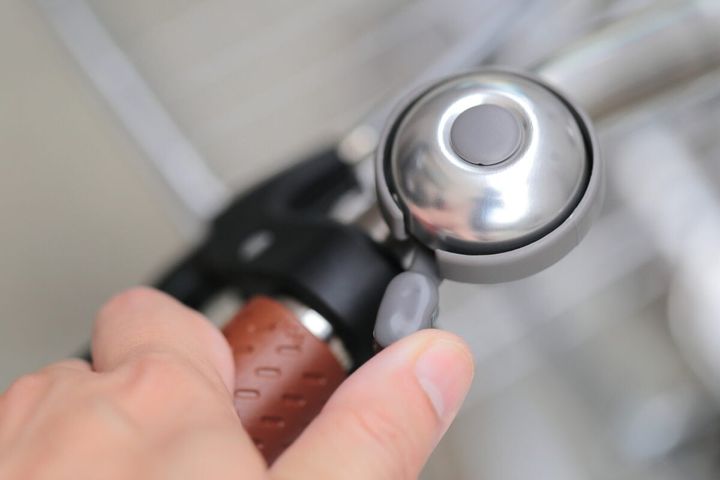 自転車に乗った人が歩道を通る際、歩行者にベルを鳴らすと道路交通法違反に問われる？