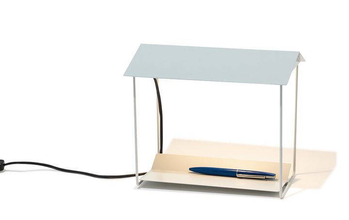 三角屋根をかぶせたデザインがとびきりユニークなデスクランプ。