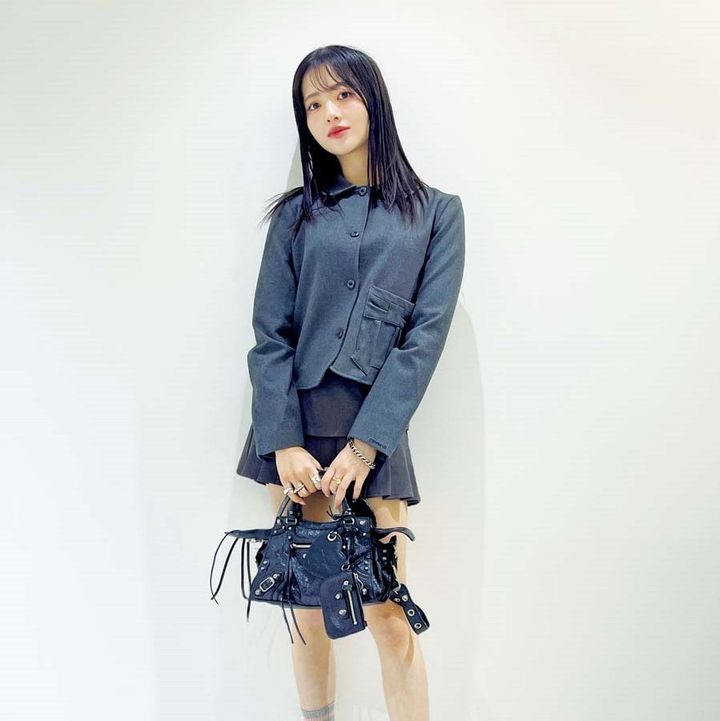 【SNAP】甘めなグレーの上下を小物でカジュアルダウン！ 清水理央さん