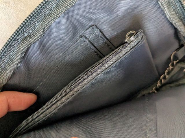 ムーミンリトルミイマルチケース中のファスナーポケット