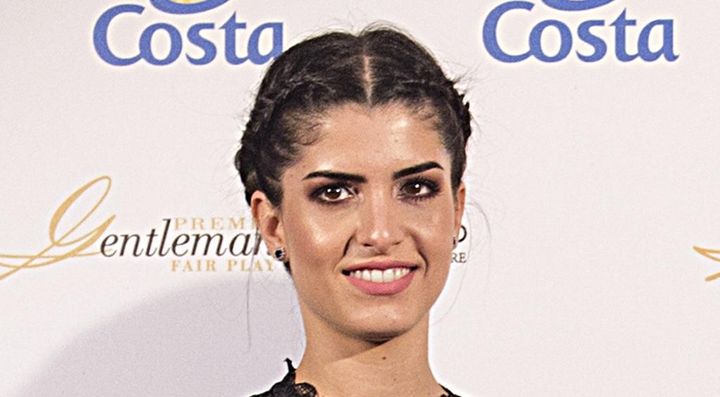 「恥ずべき」日本代表選手の同僚に頭踏みつけ疑惑、敵選手の美人妻は怒る！