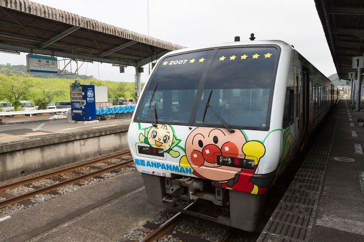 高知と岡山を結ぶ特急列車「南風」のアンパンマン特別仕様列車