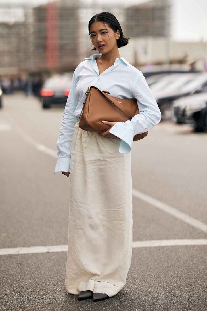 画像: 水色 × 白の涼感配色が街中でよく映える