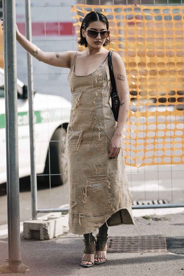 画像: アバンギャルドルックはミュートカラーに任せて