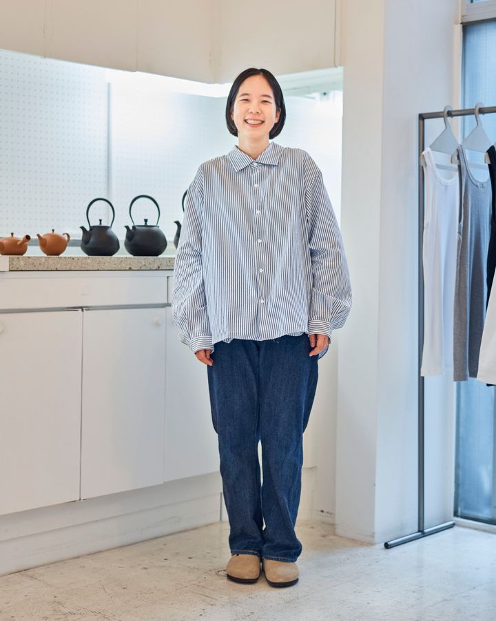 自分色にデニムを育てよう！ベーシック派のストライプシャツ×デニムパンツスタイル【デニム上手をスナップ】