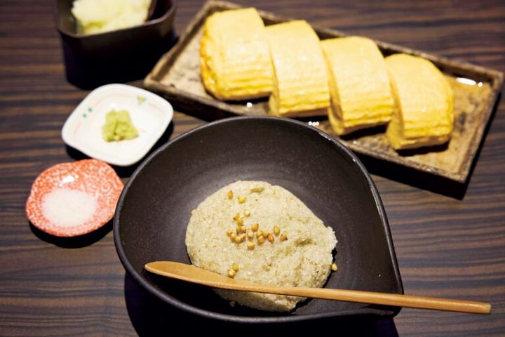 県産地鶏の卵を使った「福地鶏のだし巻き」や「粗挽きそばがき」