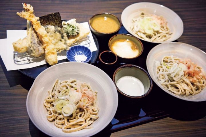 人気の「天ぷらつきおろしざんまい」¥2,475。3枚の蕎麦を「おろし」「とろろおろし」、大根を絞っただけの「しぼりおろし」のつゆでいただきます。