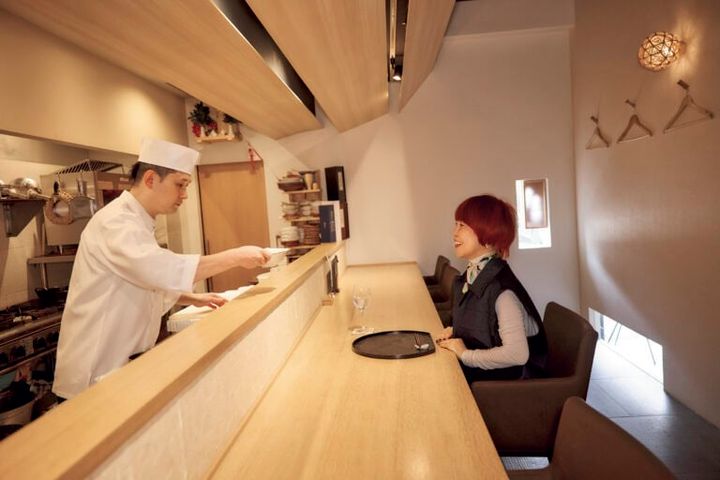 越前和紙など、伝統工芸品を生かした和の空間に和みます。※料理の素材や内容は日によって変わります