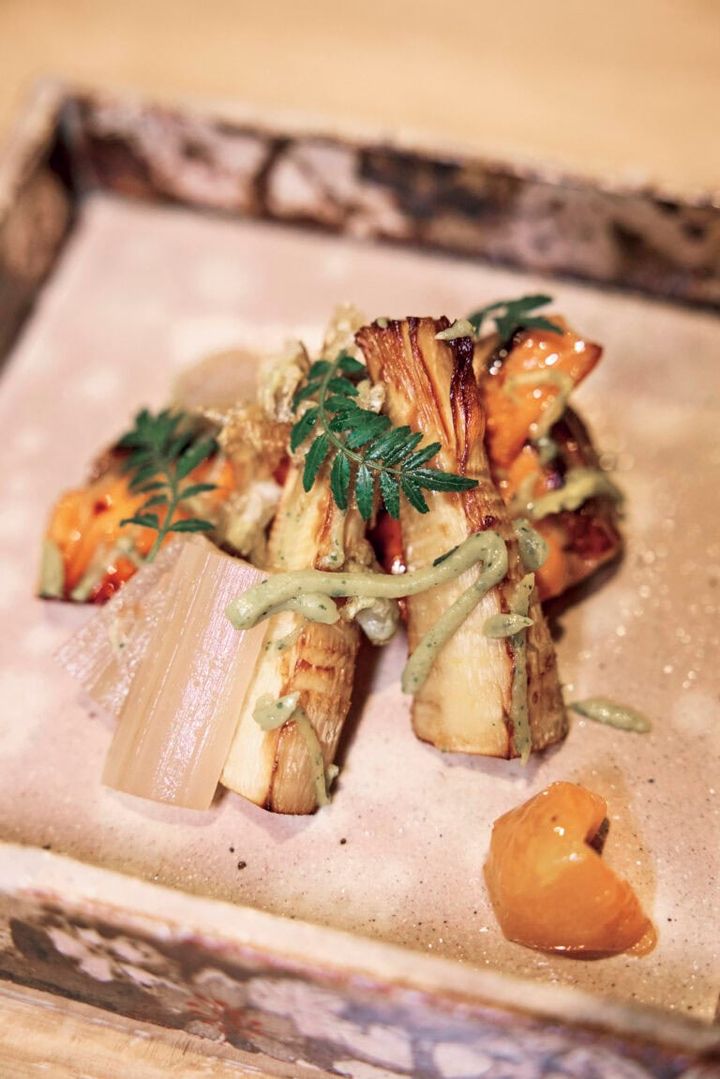 「ふくいサーモン」の幽庵焼きに木ノ芽みそと焼き筍を添えたひと皿。京焼の器に木ノ芽が映えて、目にもおいしい。