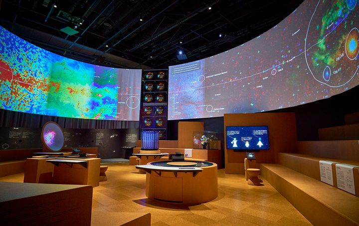 360度のスクリーンに覆われた「未読の宇宙」メインエリア