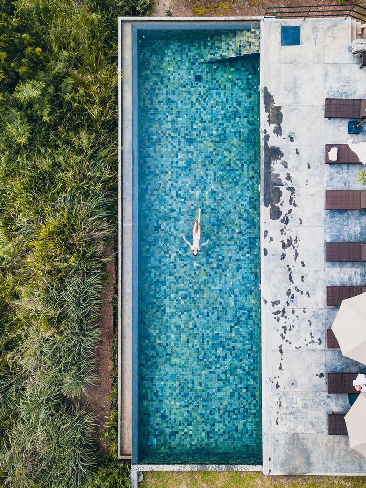 2,000m級の山々に囲まれた高台にある16mのインフィニティプール。