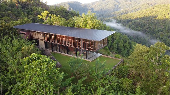 スリランカの中心部、美しい山々に囲まれたキャンディに位置する。