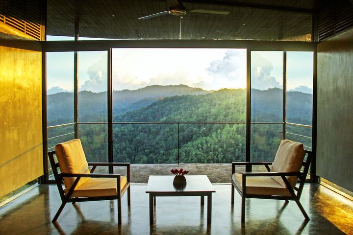 500㎡の広さを持つ16棟の独立したコテージ「マウンテンビューシャレー」から、ユネスコ世界遺産のナックルズ山脈を見渡す。