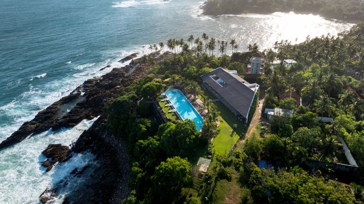 ホエールウォッチングの絶好のポイントとしても知られるタンガラの海岸線に位置する。