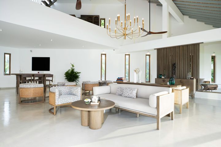 柔らかな印象を与えるテキスタイルや籐細工、ジュエリー素材のサンゴ（コーラル）を思わせる天然石を多用したインテリア。