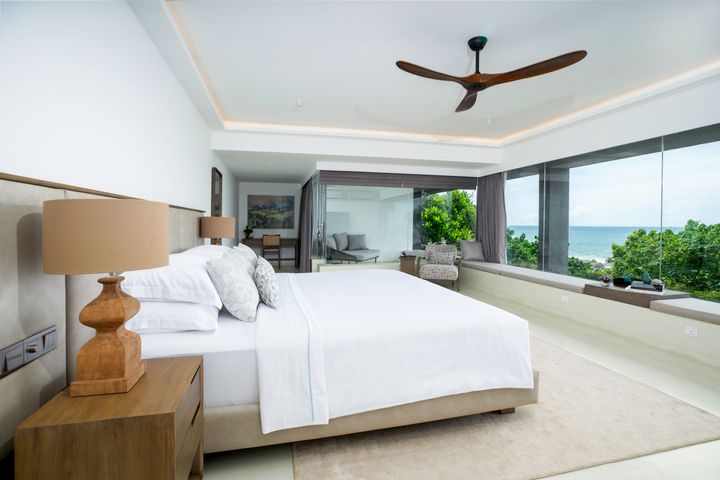 アースカラーのインテリアと窓の外の海の景色がシームレスに溶け合う「ホリゾンスイート」。