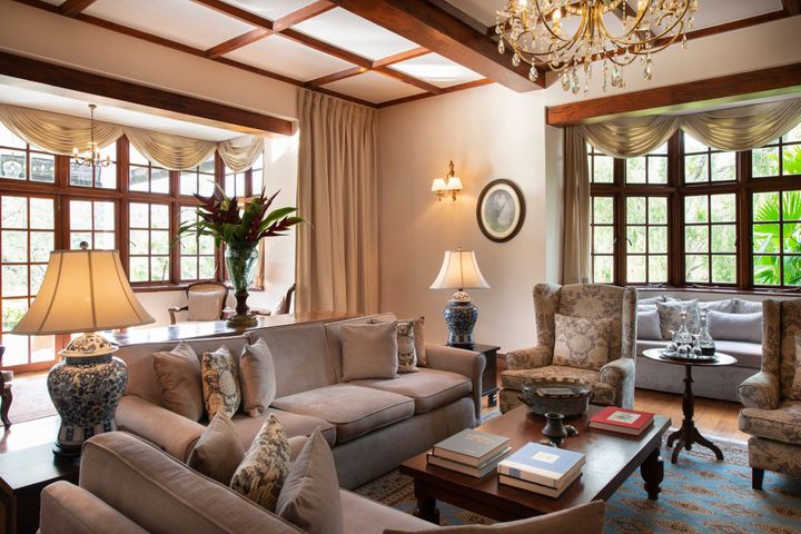 バンガローの中はエレガントな英国風家具で満たされている。