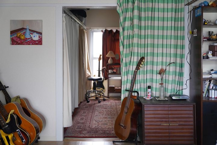 築59年の団地の一室にはユーズド家具がよく似合う。雑貨店オーナーが作り出す部屋とは？【FUDGE おしゃれな人のルームツアー vol.11】