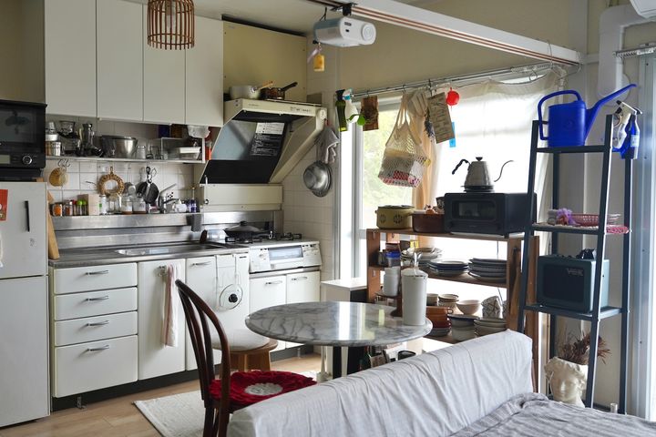 築59年の団地の一室にはユーズド家具がよく似合う。雑貨店オーナーが作り出す部屋とは？【FUDGE おしゃれな人のルームツアー vol.11】