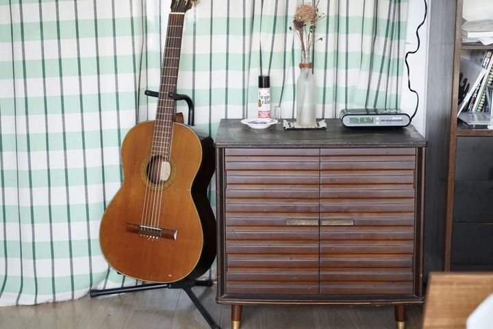 築59年の団地の一室にはユーズド家具がよく似合う。雑貨店オーナーが作り出す部屋とは？【FUDGE おしゃれな人のルームツアー vol.11】