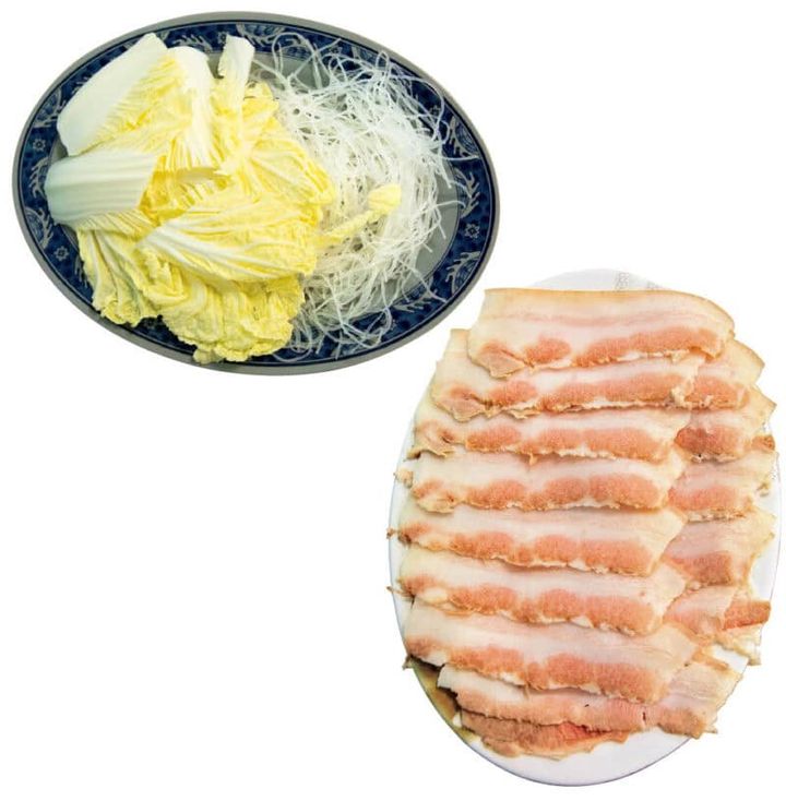 中鍋（3～4名用）1880元。白菜と春雨、豚の三枚肉のほかに野菜と凍り豆腐が基本セットになっている。