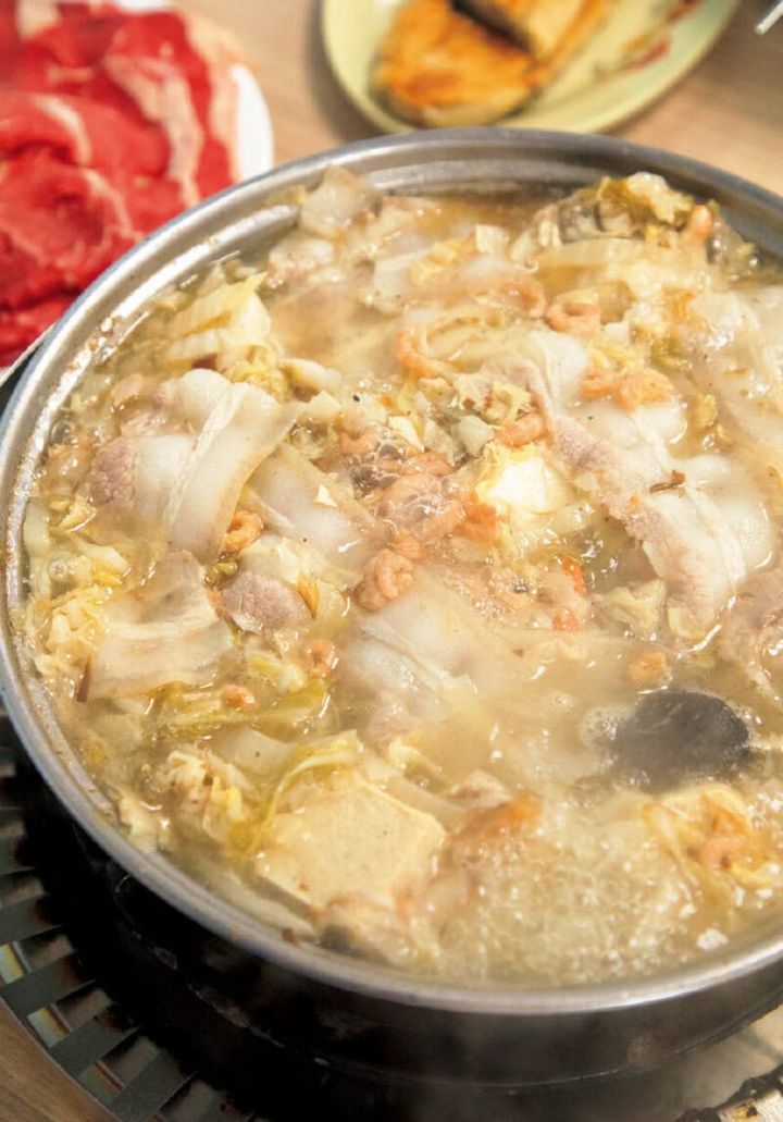 スープのベースには発酵白菜のほかにカニやしいたけ、かつおぶしなども入っている。