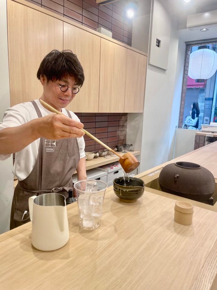 日本茶専門店「SHIKI」のパーソナライズラテを作っているところ